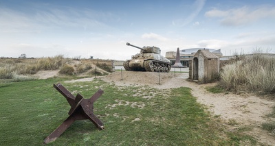 Bunker og tank fra 2. verdenskrig på Utah Beach i Normandiet