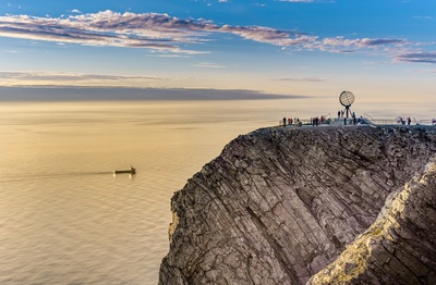 Nordkap med turister og globus, Nordnorge