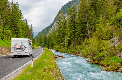 Autocamper på vej gennem skovklædte bjerge i Tyskland