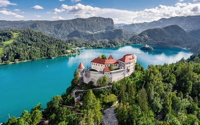 Udsigt over Bledsøen og Bled Slot i Slovenien