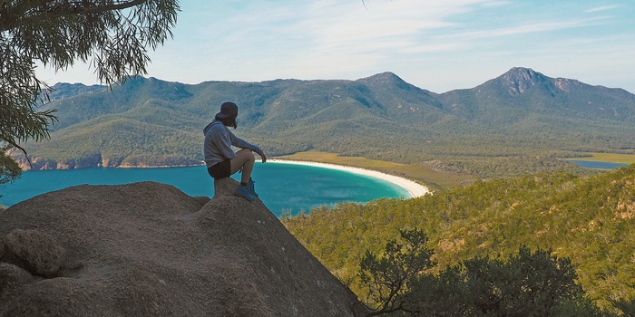 Enlig vandre nyder udsigten til Wineglass Bay i Freycinet National Park på Tasmanien