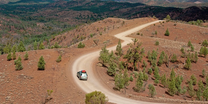 Bil på vej gennem Ikara Flinders Ranges National Park, South Australia