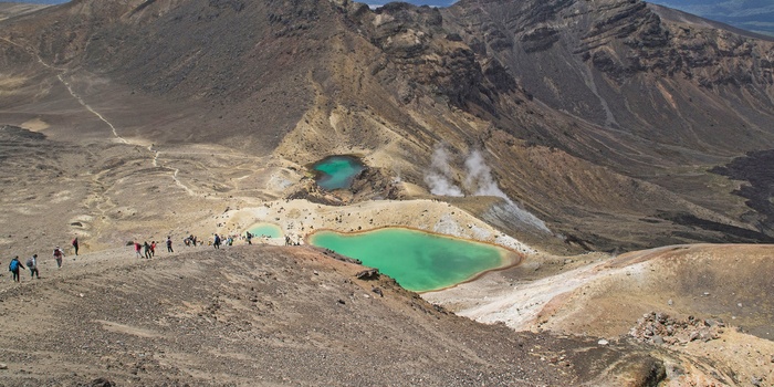 På vandretur nær vulkansøer i Tongariro National Park i New Zealand