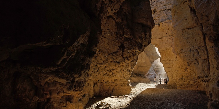 Turister på vej gennem kløften Sesriem Canyon i Namibia