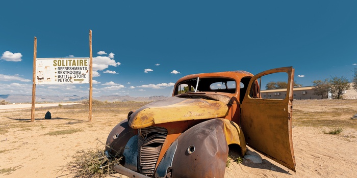 Farverigt bilvrag ved den lille by/tankstation, Solitaire i Namibia