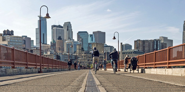 Stone Arch Bridge i Minneapolis - Foto Weston m Unsplash