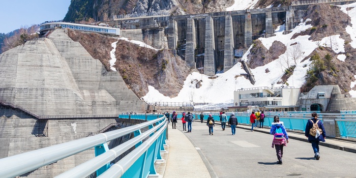 Turister på Kurobe dæmningen langs Tateyema Kurobe Alpine Route, Japan AS