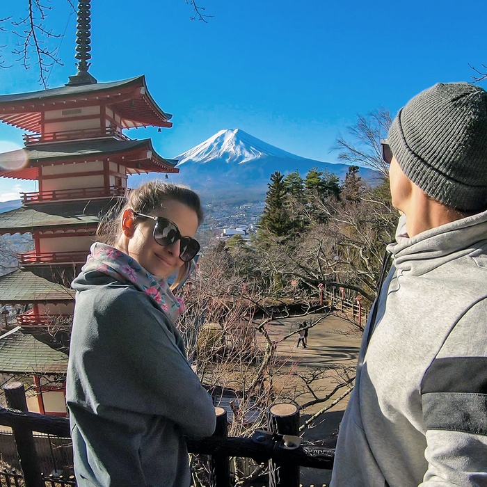 Rejsende med udsigt til Chureito Pagoda Mt. Fuji - Japan