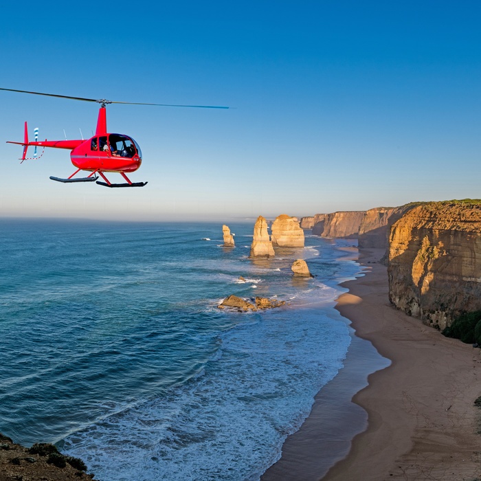 Helikopter over de 12 Apostle ved Great Ocean Road i Victoria