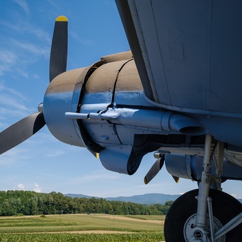 AC-47 - Militærfly fra Anden Verdenskrig på en mark i Bela krajina i Slovenien 