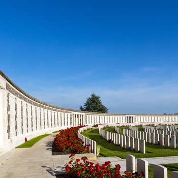 Belgien, Flandern, Tyne Cote War Cemetary - mindesmærket med de nærliggende grave