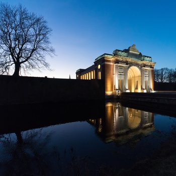 Belgien, Ypres - Menin Gate i smuk aftenbelysning