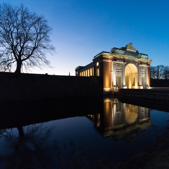 Belgien, Ypres - Menin Gate i smuk aftenbelysning