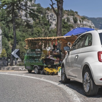 Bil i Positano Amalfikysten i Italien - Foto: Rumman Amin-Unsplash