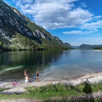 Afslapning på en sommerdag ved Bohinj-søen i Slovenien