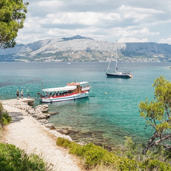 Turbåd ved skøn strand på Brac Island i Dalmatien, Kroatien