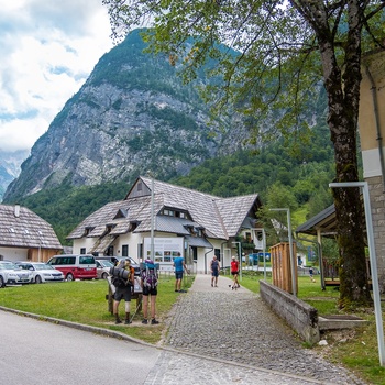 Byen Bovec i de julianske Alper, Slovenien