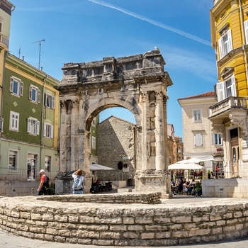 Romersk port Golden Gate i kystbyen Pula, Istrien i Kroatien