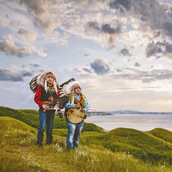 2 mænd fra oprindelige stammer ved Crow Flies High State Recreation Area ved Lake Sakakwea og Four Bears Bridge - Credit North Dakota Tourism