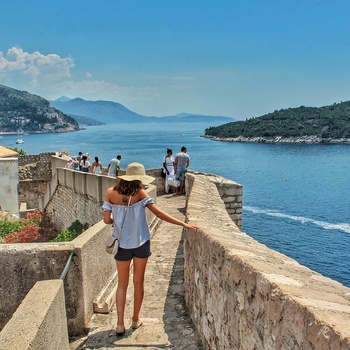 Turister på bymuren om UNESCO byen Dubrovnik, i Kroatien - Foto: Atricia Jekki Unsplash