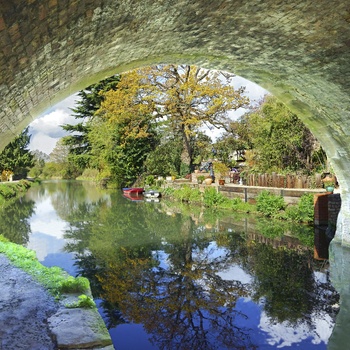 England, Cotswolds - Ryford Bridge over Thames and Severn Canal på dens vej gennem Stroud Valley ved Stonehouse