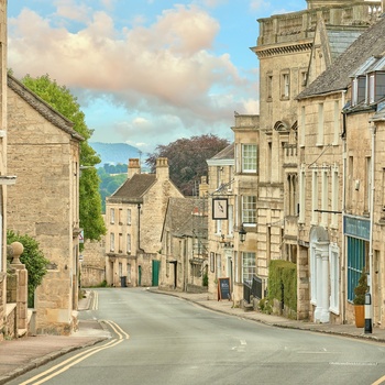 England, Cotswolds, Painswick - kig ned af High Street 