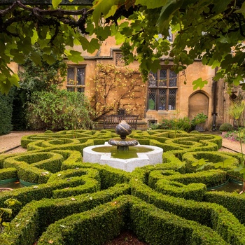 England, Gloucestershire, Cotswolds - Sudeley Castle med en af de mange smukke haver