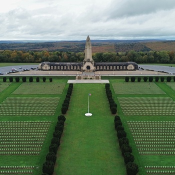 Frankrig, Verdun - kirkegården og mindesmærket Ossuaire de Douaumont.jpg