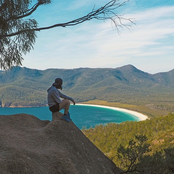 Enlig vandre nyder udsigten til Wineglass Bay i Freycinet National Park på Tasmanien