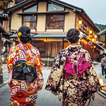 Gion distriktet med geishaer i kimono og turister, Kyoto i Japan - AS