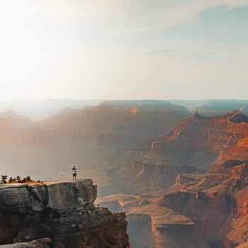 Turist nyder udsigten i Grand Canyon - Foto Gautier Salles Unsplash