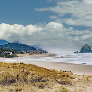 Haystack Rock og Canon Beach på en overskyet dag, Oregon