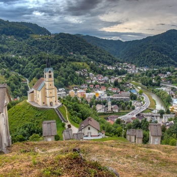 Saint Anthony kirken og byen Idrija, Slovenien