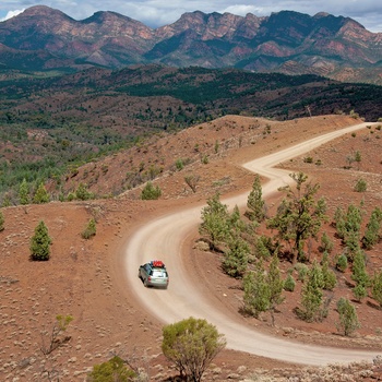 Bil på vej gennem Ikara Flinders Ranges National Park, South Australia