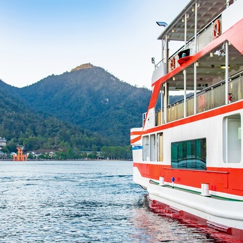 Færge mod den hellige ø Miyajima nær Hiroshima - Japan