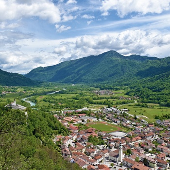 Udsigt over byen Kobarid i Slovenien