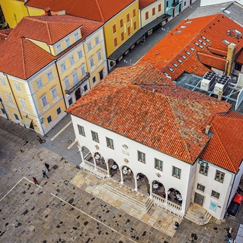 Luftfoto af den gamle bydel i havnebyen Koper i Slovenien