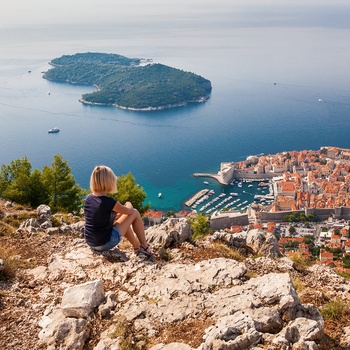 Ung kvinde nyder udsigten til Dubrovnik i Dalmatien, Kroatien