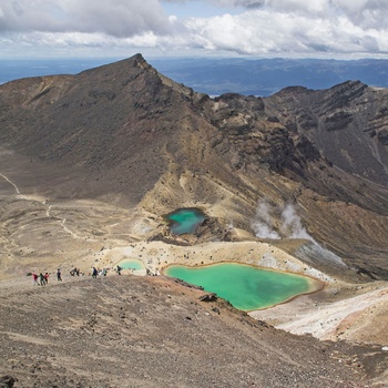 På vandretur nær vulkansøer i Tongariro National Park i New Zealand