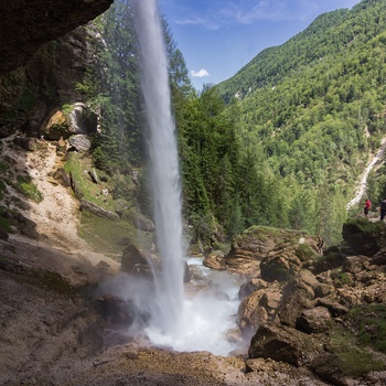 Besøgende ved Pericnik vandfaldet i Triglav National Park om sommeren, Slovenien