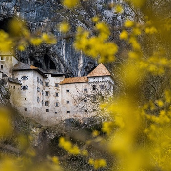 Predjama slottet om efteråret, Slovenien