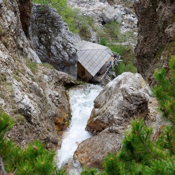 Rinka-vandfaldet og udsigtsplatformen i Logar-dalen i Slovenien