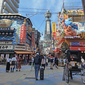 Shinsekai distriktet og Tsutenkaku Tower i Osaka Japan