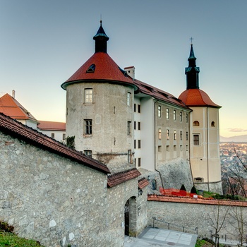 Skofja Loke Slot og Museum tidlig aften, Slovenien