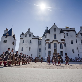 Skotland, Blair Atholl - Blair Castle med slottets private hær the Atholl Highlander (Photo VisitScotland & Paul Tomkins)