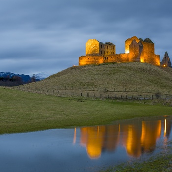 Skotland, Kingussie - Ruthven Barracks med lys spejler sig flot i vandet