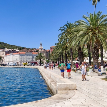 Havnepromenaden på en solkinsdag i Split, Kroatien - Foto: Mars Unsplash