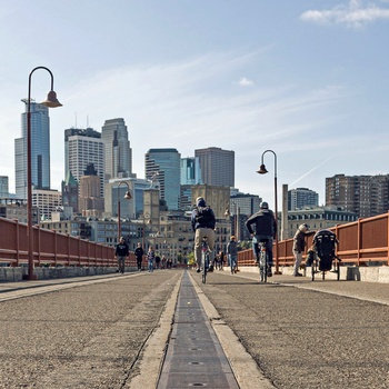 Stone Arch Bridge i Minneapolis - Foto Weston m Unsplash