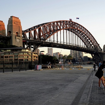 Sydney Harbour Bridge tidlig morgen - Foto Partha Narasimhan Unsplash