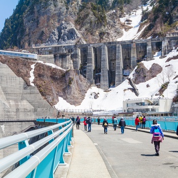 Turister på Kurobe dæmningen langs Tateyema Kurobe Alpine Route, Japan AS